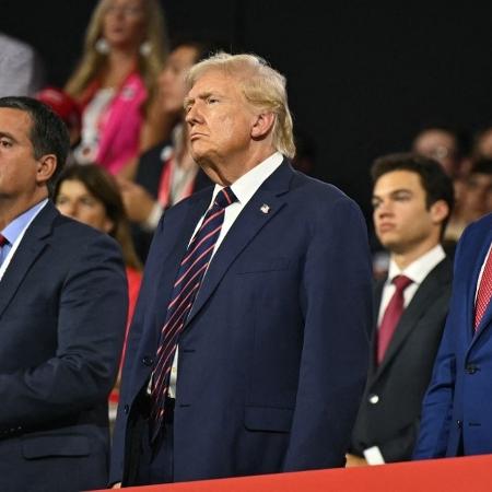 Deputado dos EUA Devin Nunes e Donald Trump durante uma convenção republicana em Milwaukee, Wisconsin, em 17 de julho de 2024