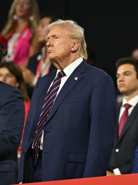 Deputado dos EUA Devin Nunes e Donald Trump durante uma convenção republicana em Milwaukee, Wisconsin, em 17 de julho de 2024 - PATRICK T. FALLON/AFP