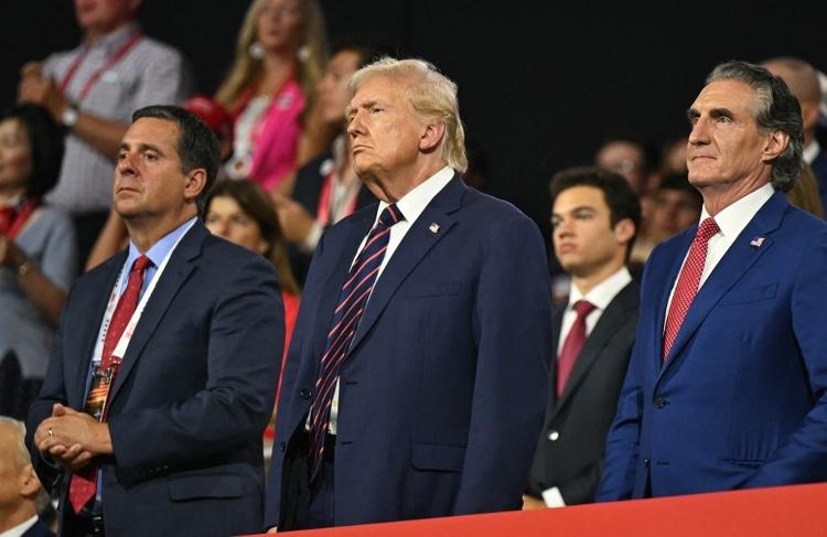 Deputado dos EUA Devin Nunes e Donald Trump durante uma convenção republicana em Milwaukee, Wisconsin, em 17 de julho de 2024