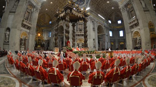 Cardeais participam de missa antes do início do conclave de 2013