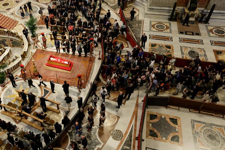 Pessoas prestam homenagens ao Papa Francisco, enquanto ele é velado na Basílica de São Pedro, no Vaticano, em 24 de abril de 2025 Pessoas prestam homenagens ao Papa Francisco, enquanto ele é velado na Basílica de São Pedro, no Vaticano, em 24 de abril de 2025