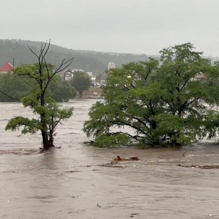 4.jul.2025 - Árvores ficam parcialmente submersas depois que tempestades causaram grandes inundações no rio Guadalupe, em Kerrville, Texas, EUA - Michael Moad/Reuters