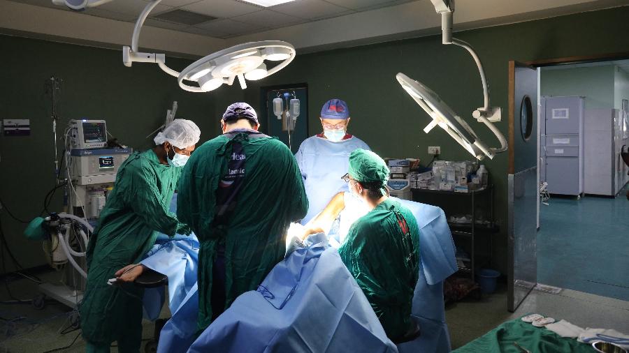 11.jul.2025 - Cirurgiões operam um palestino ferido no hospital Nasser em Khan Yunis, no sul da Faixa de Gaza 11.jul.2025 - Cirurgiões operam um palestino ferido no hospital Nasser em Khan Yunis, no sul da Faixa de Gaza