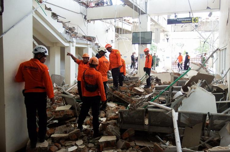 equipes-de-resgate-inspecionam-um-predio-fortemente-danificado-no-porto-de-l-say-apos-um-terremoto-em-maumere-sikka-provincia-de-nusa-tenggara-oriental-indonesia-1786790005527_v2_750x1 Terremoto de 7,7 na Indonésia deixa 47 mortos: entenda o risco sísmico global