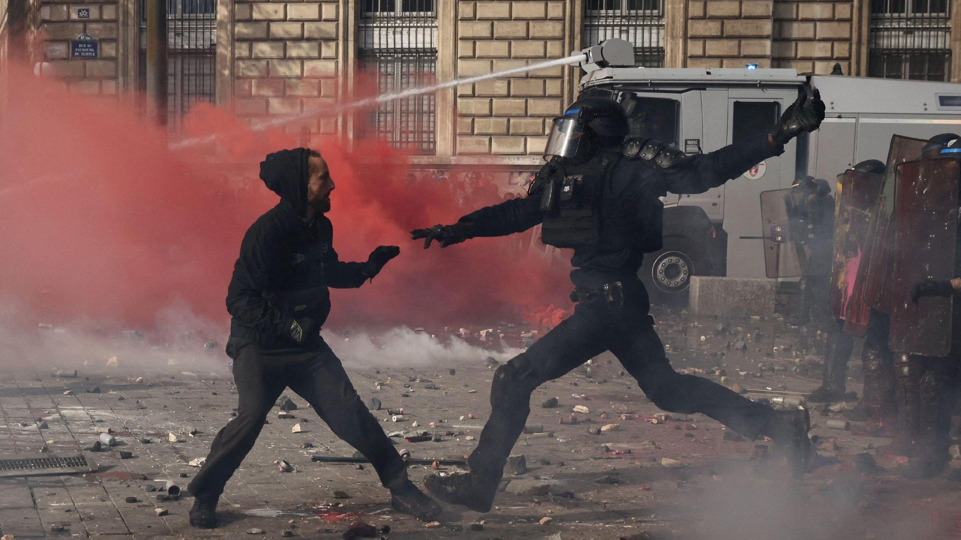 Um manifestante fica frente a frente com a tropa de choque francesa  - undefined