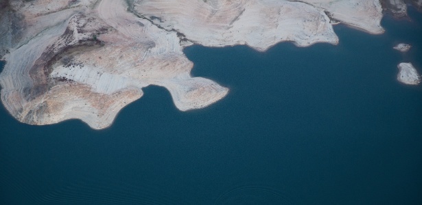Lago Folsom, na Califórnia, está próximo de chegar aos níveis mais baixos de sua história por causa da seca no Estado - Damon Winter/The New York Times