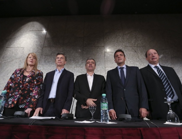 Da esquerda para a direita, os representantes da oposição na Argentina: Margarita Stolbizer, Mauricio Macri, José Cano (candidato ao governo da província de Tucumán), Sergio Massa e Ernesto Sanz, na quarta-feira (26), em união inédita para as eleições