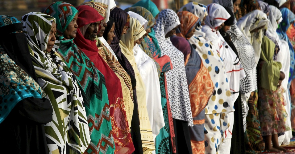 24.set.2015 - Mulheres muçulmanas se reúnem durante orações do Eid al-Adha, a festa do sacrifício, em Cartum, no Sudão
