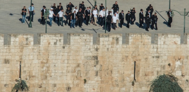 Policiais israelenses escoltam judeus durante visita ao complexo da mesquita Al Aqsa - Li Rui/Xinhua