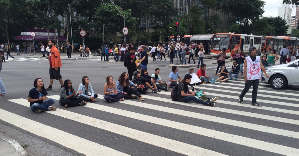 7.dez.2015 - Estudantes protestam em cruzamento das avenidas Faria Lima e Rebouças