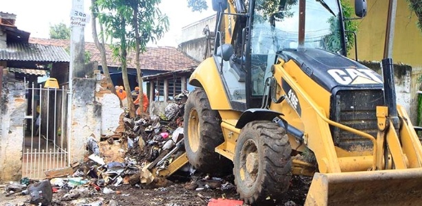Mais de 30 servidores da Prefeitura de São José dos Campos demoraram cerca de oito horas para retirar as 30 toneladas de lixo acumulado nessa casa - Beto Faria / Prefeitura de São José dos Campos.