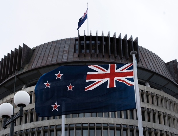 Bandeira da Nova Zelândia tremula no prédio do Parlamento na capital Wellington - Marty Melville/AFP