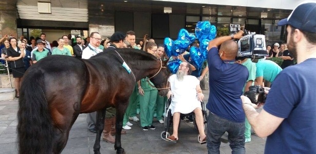 Esquilador, um cavalo de meia tonelada, visitou seu dono no hospital, o aposentado Francisco Carlos Ferreira Mena, - Valéria Maciel/Divulgação