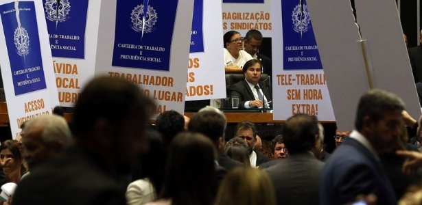 Rodrigo Maia (DEM-RJ), presidente da Câmara, em meio a cartazes contra a reforma trabalhista - Antonio Cruz/Agência Brasil