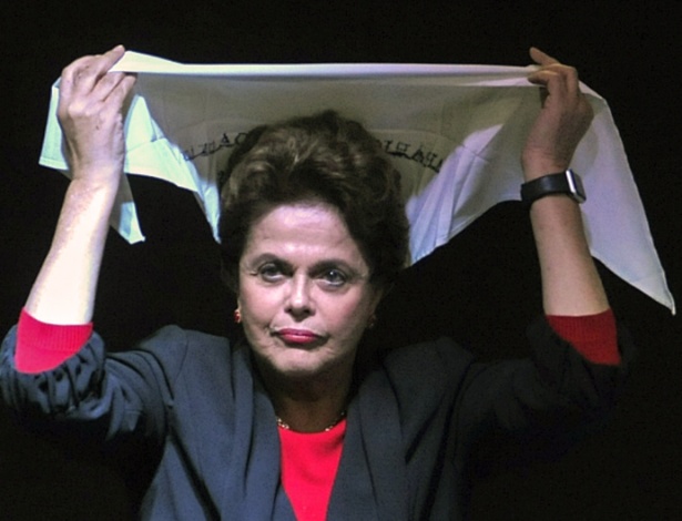 Dilma Rousseff veste lenço recebido das Mães da Praça de Maio, em Buenos Aires - Noticias Argentinas/AFP Photo