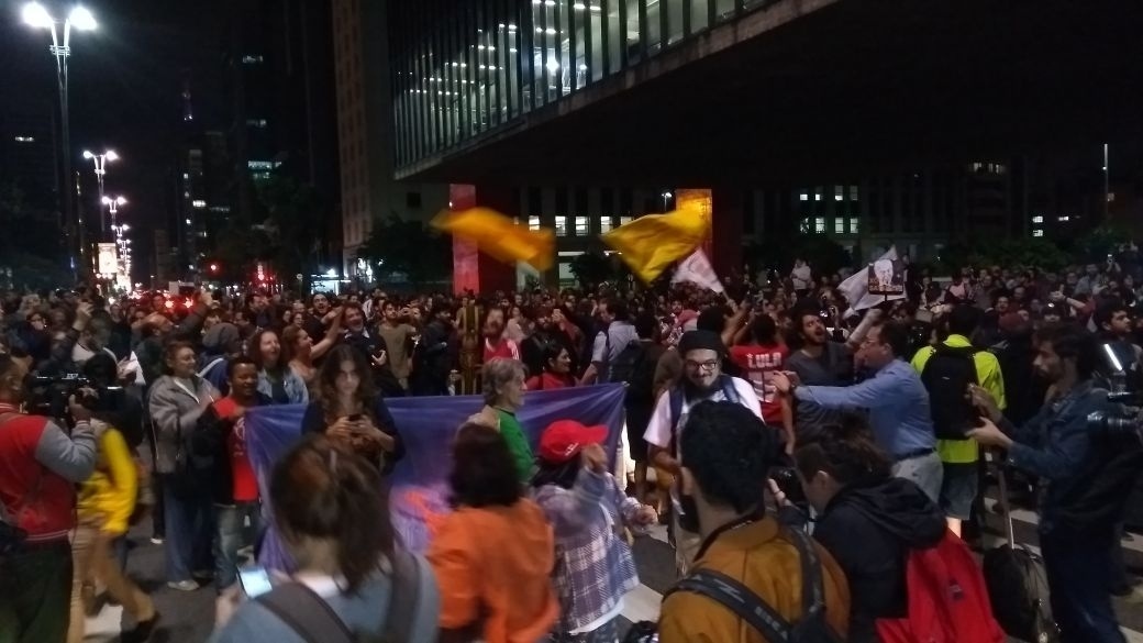 17.mai.2017 - Grupo protesta em frente ao Masp, na avenida Paulista, em SP, após acusação contra o presidente Michel Temer de que ele deu aval para a compra do silêncio do ex-deputado Eduardo Cunha (PMDB) - Wellington Ramalhoso/UOL