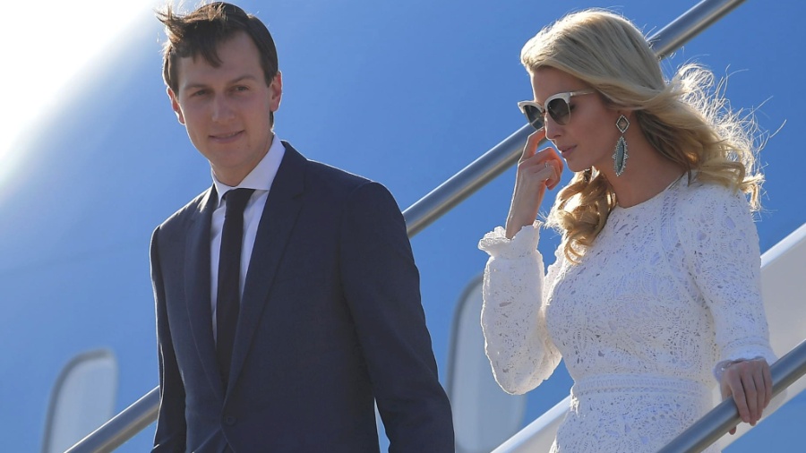 23.mai.2017 - Jared Kushner, genro do presidente dos EUA, Donald Trump, e sua mulher, Ivanka Trump, desembarcam do avião presidencial no aeroporto de Roma (Itália) - Mandel Ngan/AFP