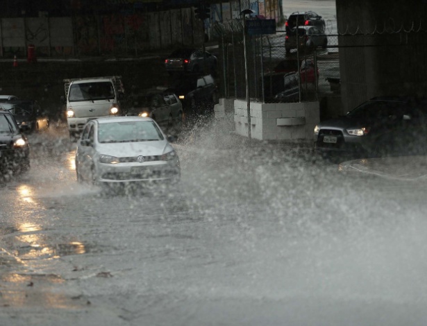 Chuva na avenida Washington Luís, em São Paulo, neste domingo (20). CGE fez alerta para risco de alagamentos em toda a capital paulista - Renato S. Cerqueira/Estadão Conteúdo