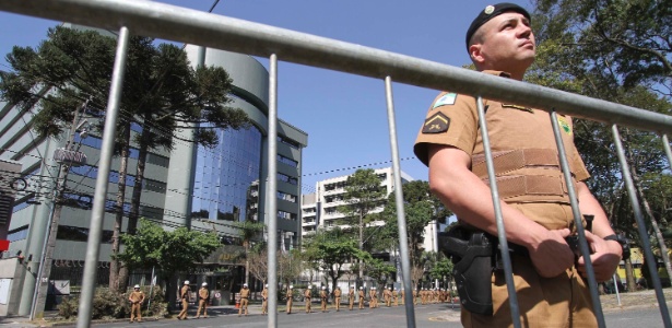 Forças de segurança em frente à Justiça Federal do Paraná - RODRIGO FÉLIX LEAL/FUTURA PRESS/FUTURA PRESS/ESTADÃO CONTEÚDO