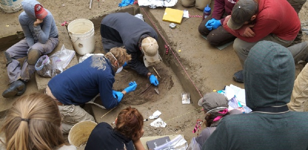 Arqueólogos realizam escavações em Upward Sun River, onde foi encontrado fóssil de bebê que morreu há 11.500 anos - AFP