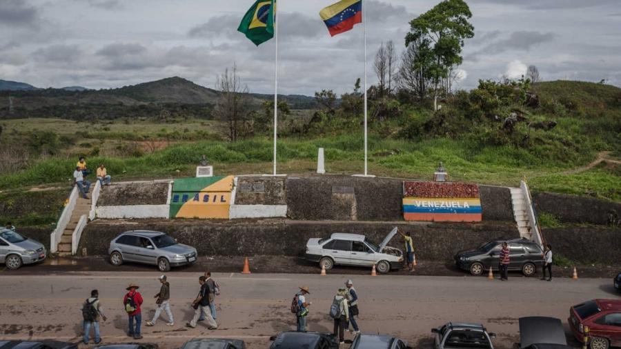 21.jul.2016 - Bandeira do Brasil e da Venezuela em Pacaraima (RR), cidade fronteiriça de 12 mil habitantes - Avener Prado/Folhapress