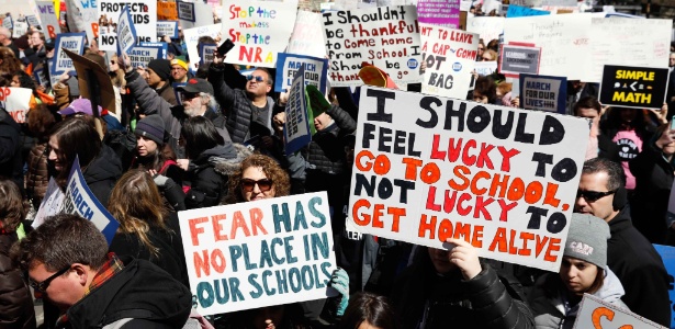 Manifestantes marcham com cartazes nos EUA - Shannon Stapleton/Reuters