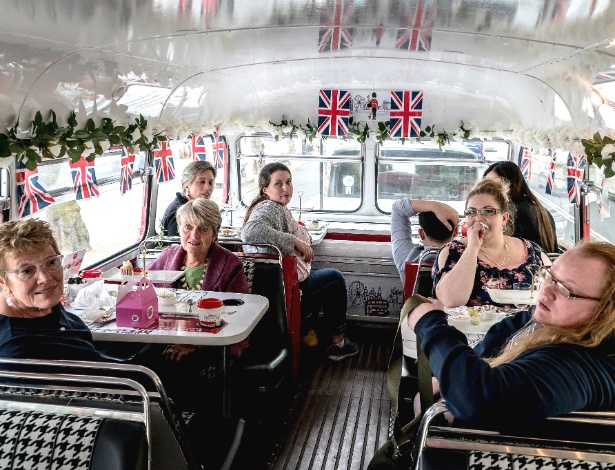 Passageiras a bordo do "Royal Tea Bus Tour", em Londres - Andrew Testa/The New York Times