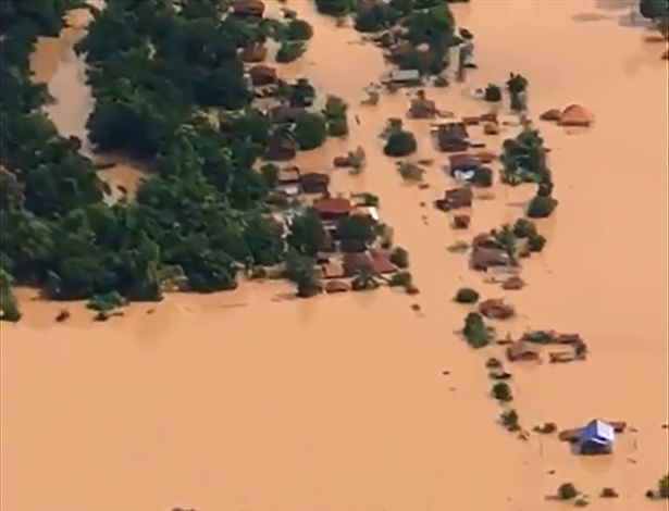 Imagem de vídeo mostra vista aérea de Attapeu inundada após colapso de barreira - AFP/ABC Laos