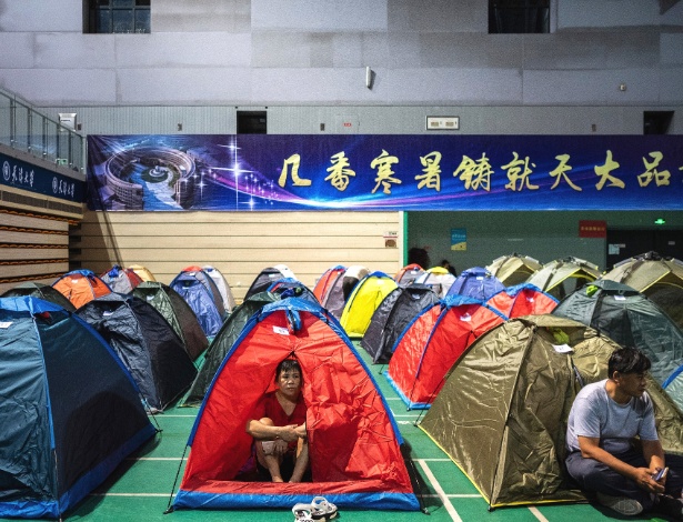 Pais de calouros acampam na Universidade de Tianjin enquanto seus filhos se instalam para a nova vida universitária em Tianjin, na China - Lam Yik Fei/The New York Times