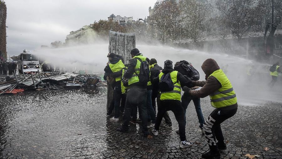 Manifestantes do "colete amarelo" resistem a jatos de água - Lucas BARIOULET / AFP