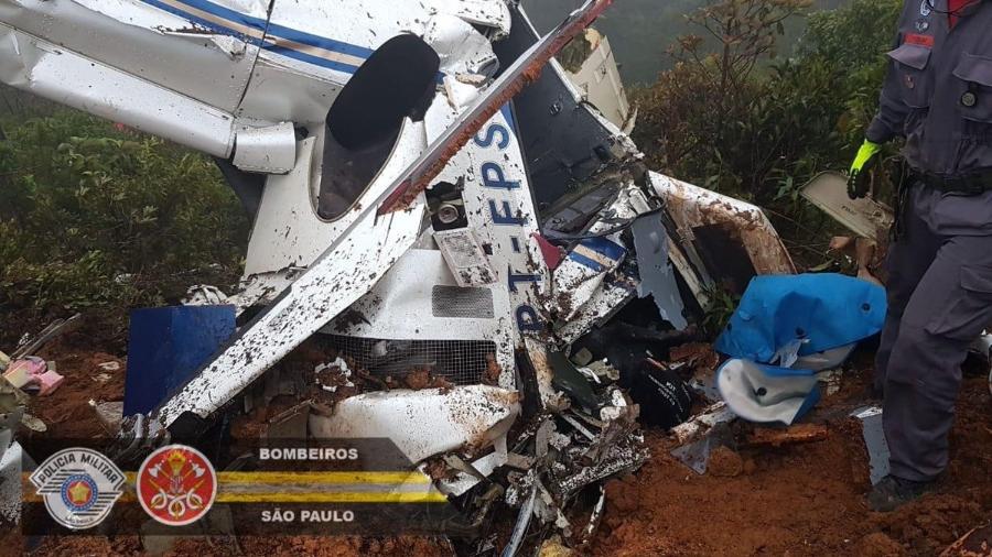 Destroços do helicóptero neste sábado (24) após queda - Corpo de Bombeiros de SP/Divulgação
