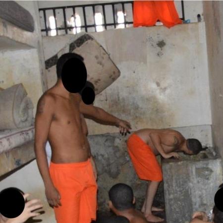 Relatório do Mecanismo de Prevenção e Combate à Tortura aponta que acesso a água em celas do CPPL (Casa de Privação Provisória de Liberdade) 3, no Ceará, "se dava exclusivamente por um buraco na parede"  - Mecanismo de Prevenção e Combate à Tortura