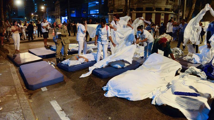 Pacientes tiveram que ficar em leitos improvisados na rua após serem removidos do hospital - Celso Pupo/Fotoarena/Estadão Conteúdo