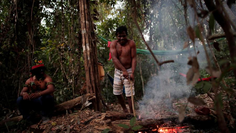 Índios guajajara, "guardiões da floresta", fazem fogueira em acampamento perto de Amarante, no Maranhão - Ueslei Marcelino/Reuters