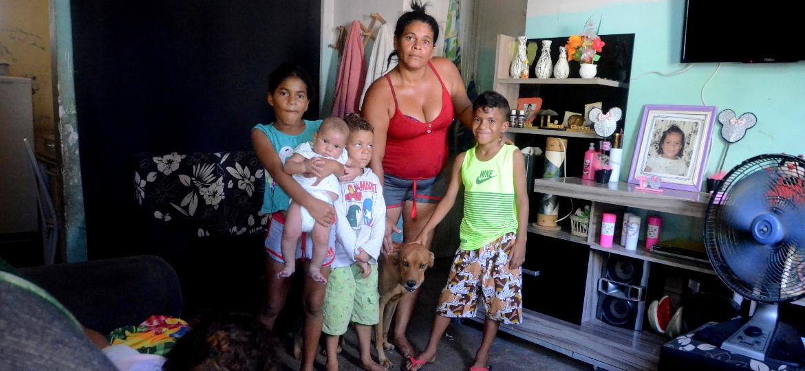 Aurenir da Silva vive com outras 11 pessoas da família no conjunto Virgem dos Pobres, na periferia de Maceió, e foi excluída do Bolsa Família - Beto Macário/UOL