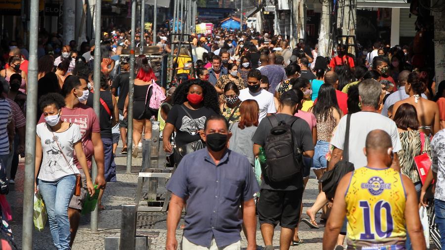 As avenidas da cidade ficaram movimentadas com a reabertura de comércios, indo contra decisão judicial - ESTEFAN RADOVICZ/ESTADÃO CONTEÚDO