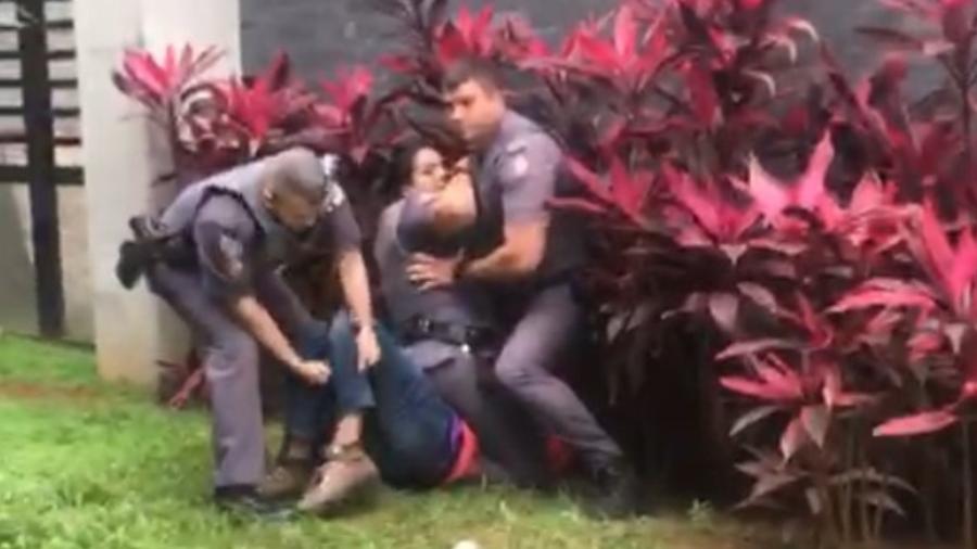 14.jul.2020 - PM se ajoelha no pescoço de um motoboy durante abordagem na avenida Rebouças, em SP - Reprodução
