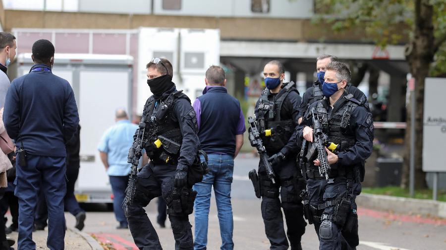 Policiais são vistos nos arredores do Hospital St Thomas, em Londres - Simon Dawson/Reuters
