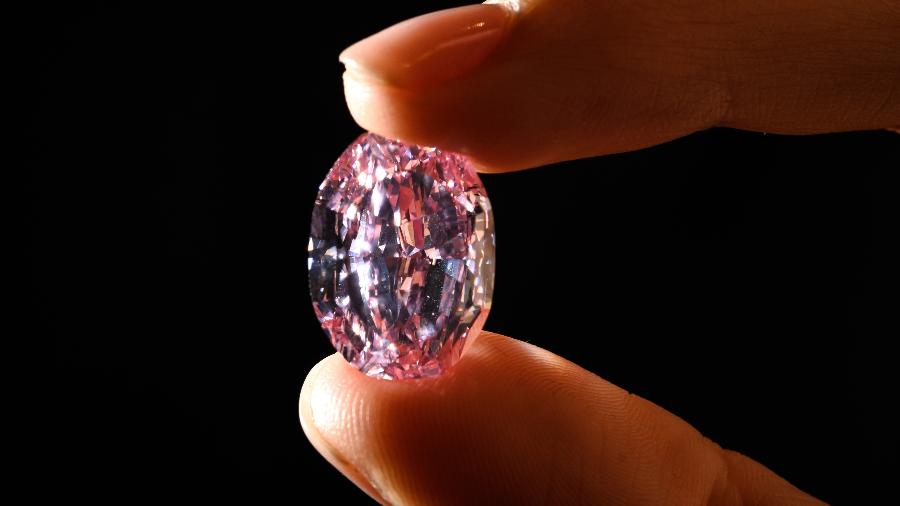 Batizado de "The Spirit of the Rose", diamante rosa foi descoberto na Rússia - FABRICE COFFRINI/AFP
