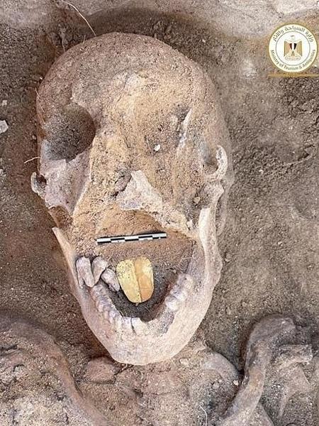 O esqueleto é uma das descobertas de uma expedição que dura dez anos - Reprodução/Ministério do Turismo e Antiguidades do Egito