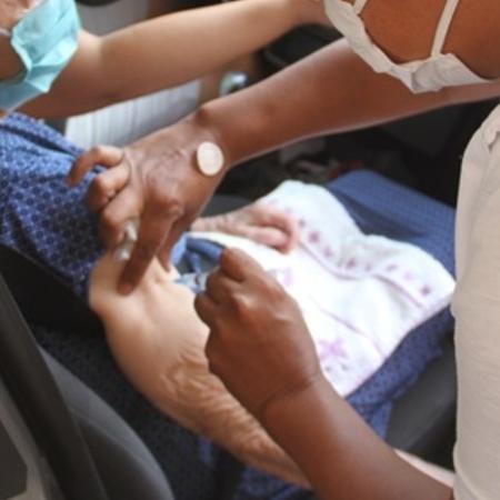 Profissional da área da saúde aplica vacina contra a covid-19 em idosa na cidade de Birigui (SP) - Prefeitura de Birigui/Divulgação