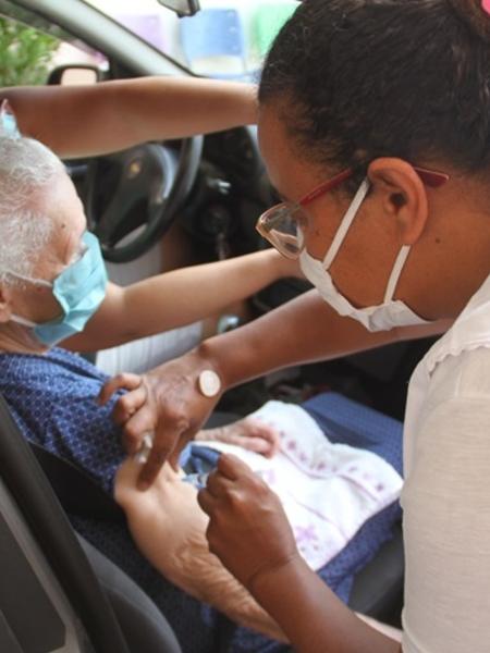 Profissional da área da saúde aplica vacina contra a covid-19 em idosa na cidade de Birigui (SP) - Prefeitura de Birigui/Divulgação
