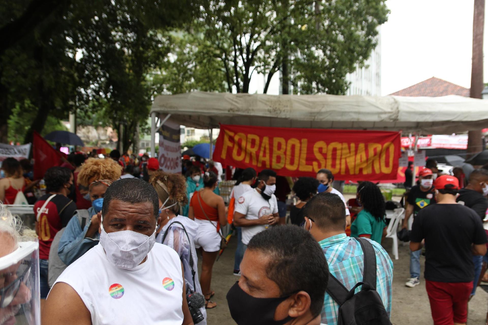 Movimentação do protesto contra o Presidente Jair Bolsonaro, realizado em Recife, em Pernambuco - MARLON COSTA/FUTURA PRESS/ESTADÃO CONTEÚDO