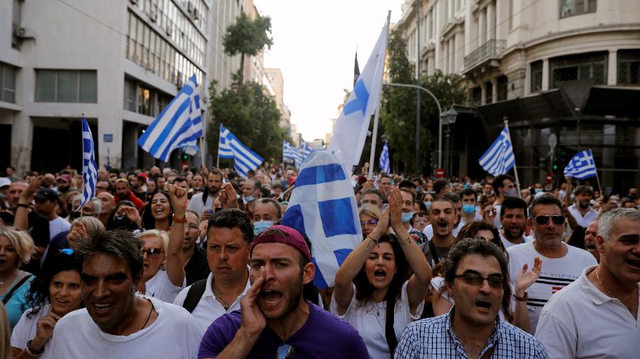 24.jul.21 - Manifestantes protestam contra novas restrições sanitárias em Atenas, na Grécia - COSTAS BALTAS/REUTERS