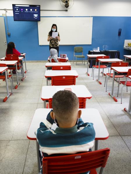 08.fev.2021 - Estudantes em sala vazia na volta às aulas após pico da pandemia de covid-19 - Rubens Cavallari/Folhapress