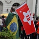 Bandeirantes vermelha e verde e amarela se misturam em protesto contra Bolsonaro em Curitiba (PR); ato realizado em várias cidades do Brasil reuniu mais de uma dezenas de partidos - LUIS PEDRUCO/FUTURA PRESS/ESTADÃO CONTEÚDO