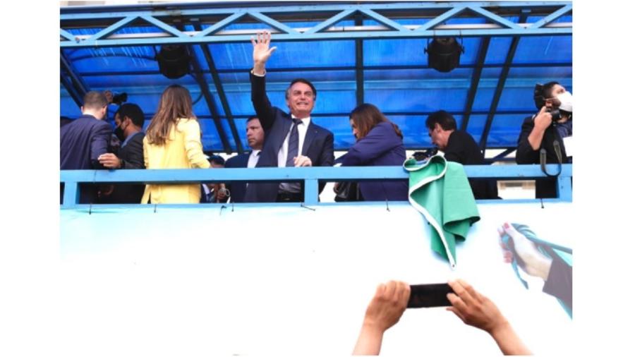 Bolsonaro acena para alguns apoiadores depois de se filiar ao PL, o partido comandado por Valdemar Costa Neto - Sérgio Lima/Poder 360