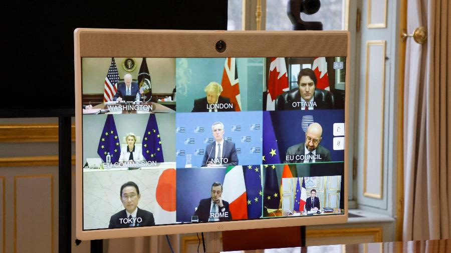 24.fev.2022 - Foto mostram líderes durante uma videoconferência do G7 sobre a situação da Ucrânia  - Ludovic Marin/Pool/AFP