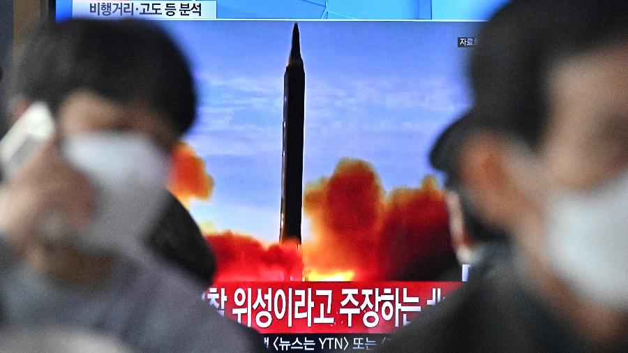 24.mar.22 - TV mostra imagens de arquivo de um teste de míssil norte-coreano, em uma estação ferroviária em Seul, Coreia do Sul - ANTHONY WALLACE/AFP