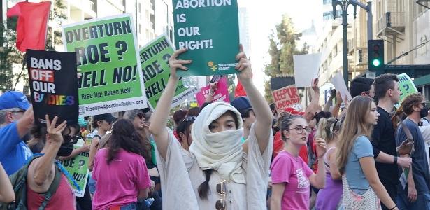 25 de junho 2022 - Manifestantes protestam em Los Angeles, na Califórnia, contra decisão da Suprema Corte que reverteu direito ao aborto